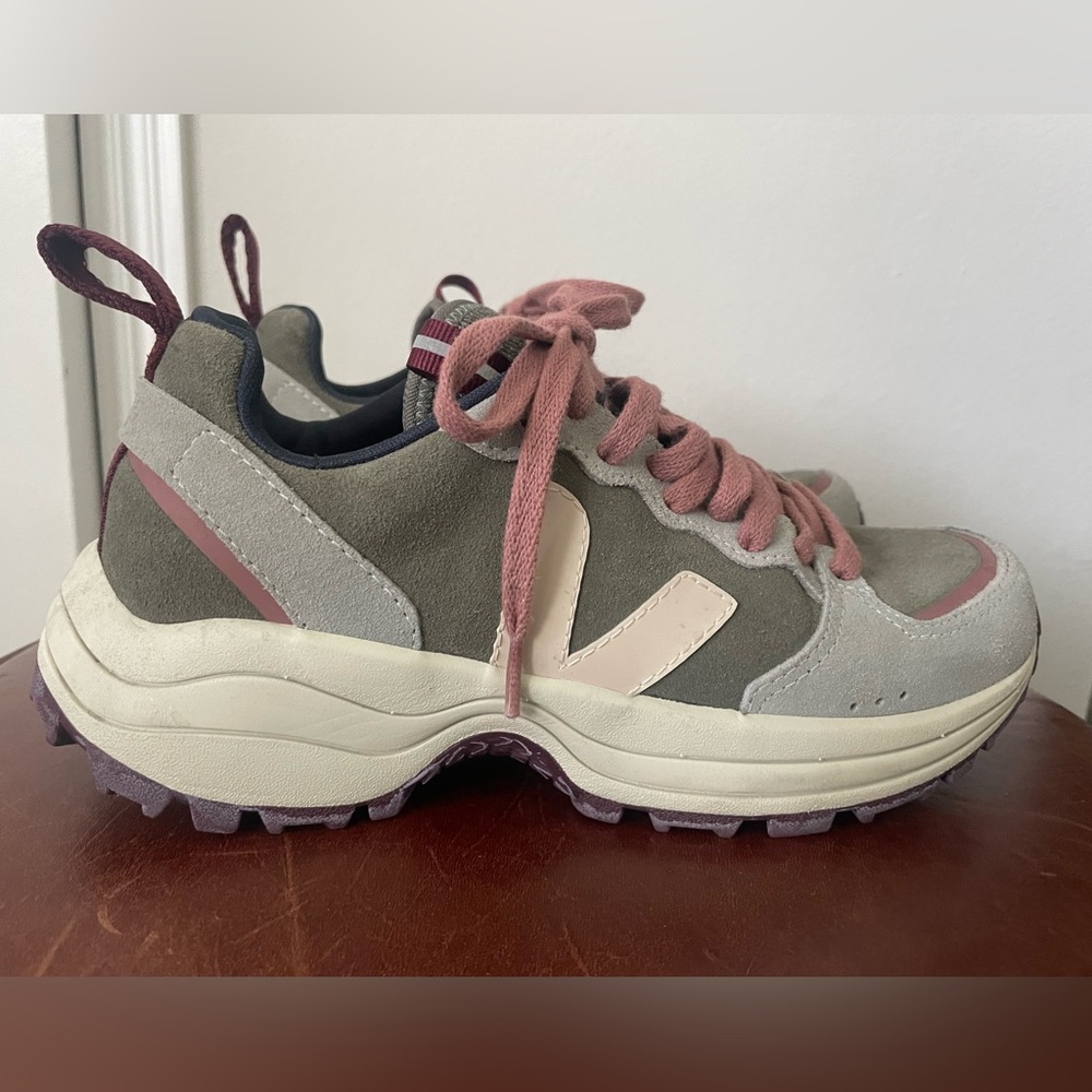 Veja Venturi sneaker size 7